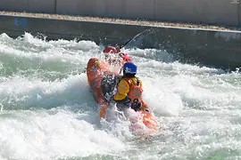 Canoéiste sur le cours d'eau vive artificiel 