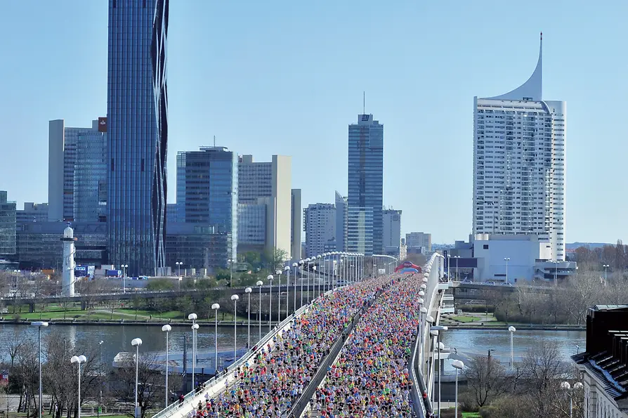 Start des VCM über die Reichsbrücke