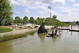 Niños sobre una balsa en el parque acuático de la Isla del Danubio