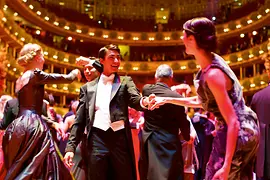 Parejas bailando en el Baile de la Ópera