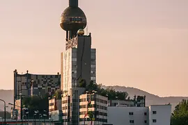 Urbane Stadtszene mit Blick auf das Fernwärmewerk bei der Spittelau 