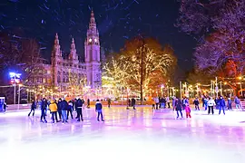  Faire du patin à glace devant l’hôtel de ville 