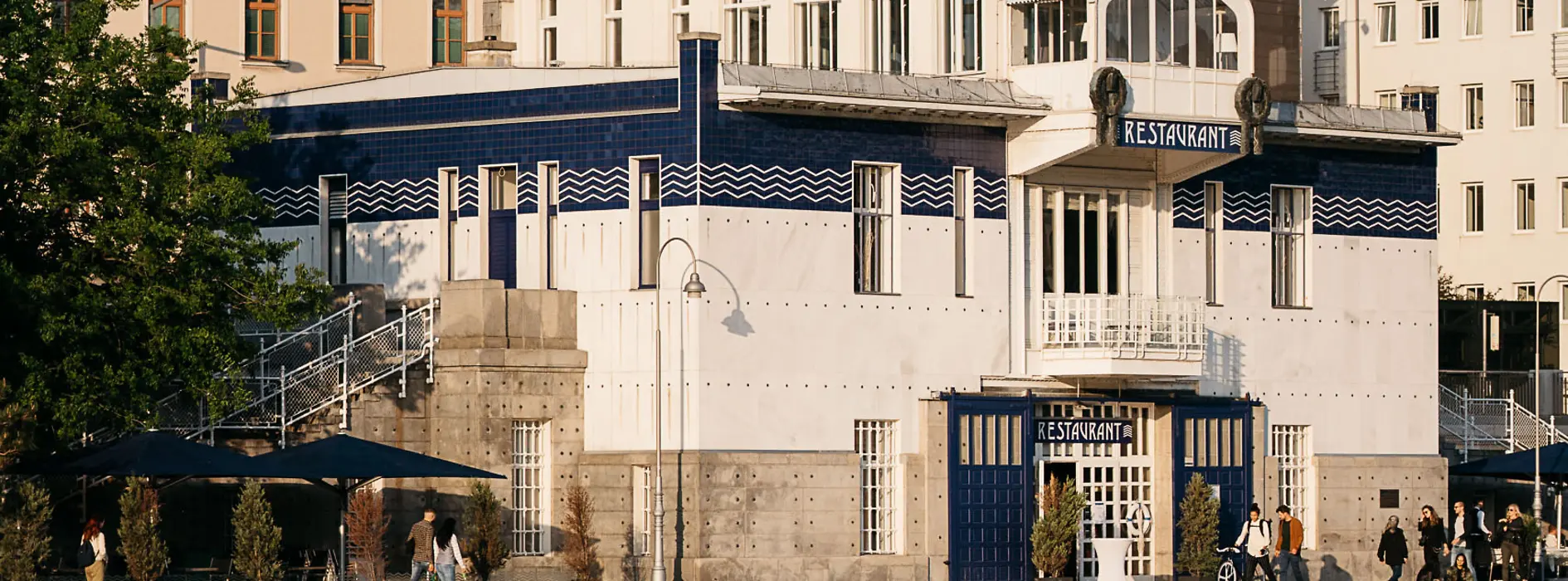 Blick auf das Otto-Wagner-Gebäude am Donaukanal