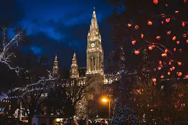 Albero dei cuori davanti al Municipio di Vienna