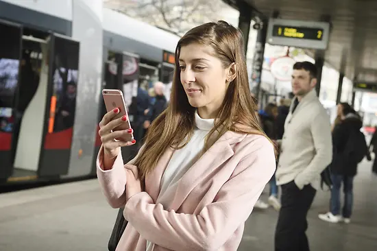 Estudiantes en una estación de metro