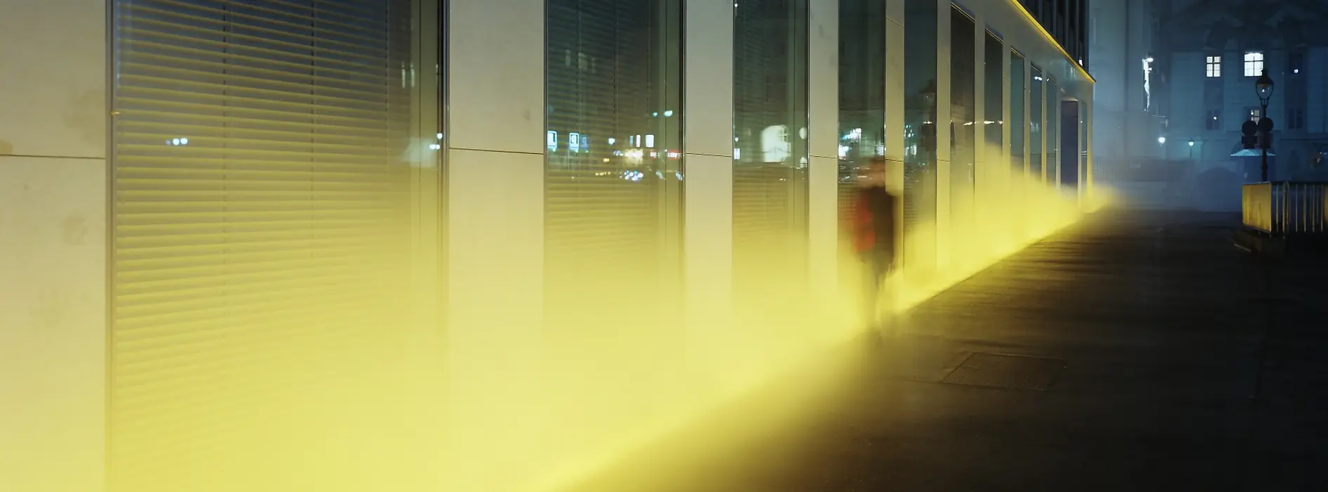 Lo spettacolo di luci Yellow Fog alla sede centrale della Verbund in Platz am Hof