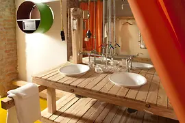 Salle de bain dans une chambre