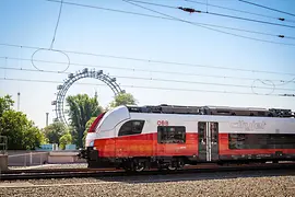 Tren ÖBB Cityjet con noria al fondo