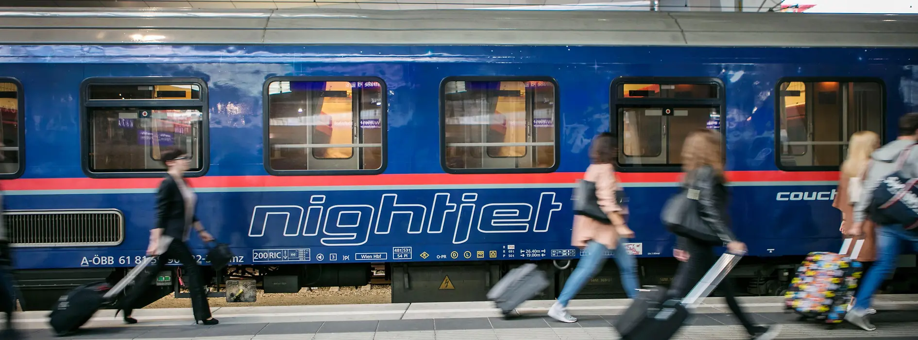 Nightjet ÖBB en gare avec voyageurs à l'avant-plan