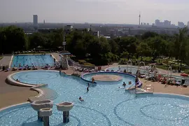 Piscina Döblinger, Vienna sullo sfondo