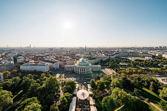 Wiedeń, panoramiczny widok na Burgtheater z ratusza