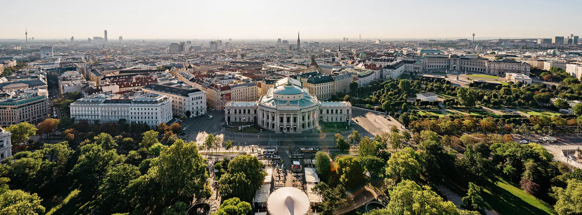 Viena, vista panorámica del Burgtheater desde el Ayuntamiento