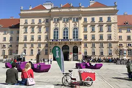 Informații turistice mobile cu bicicleta cargo în fața MuseumsQuartier