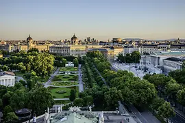 Aufnahme von oben des Volksgartens, der Museen und des Parlaments