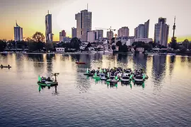  Schwimmende Inseln auf der alten Donau beim ersten Floating Concert mit Wiener Skyline im Hintergrund