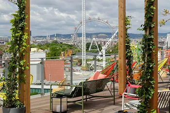 Zoku Vienna, Kindred Spirits Rooftop Bar, терраса, вид на Пратер