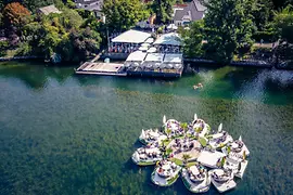 Schwimmende Inseln auf der Alten Donau beim Floating Concert mit Restaurant im Hintergrund