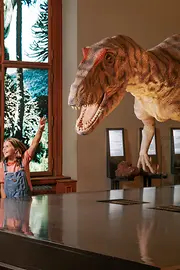 Une famille admire un saurien au Naturhistorisches Museum Vienne (Muséum d'Histoire naturelle)