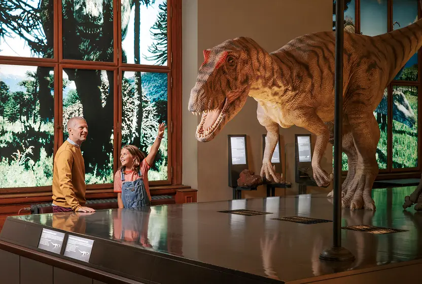 Una famiglia nel Naturhistorisches Museum Vienna ammira un dinosauro