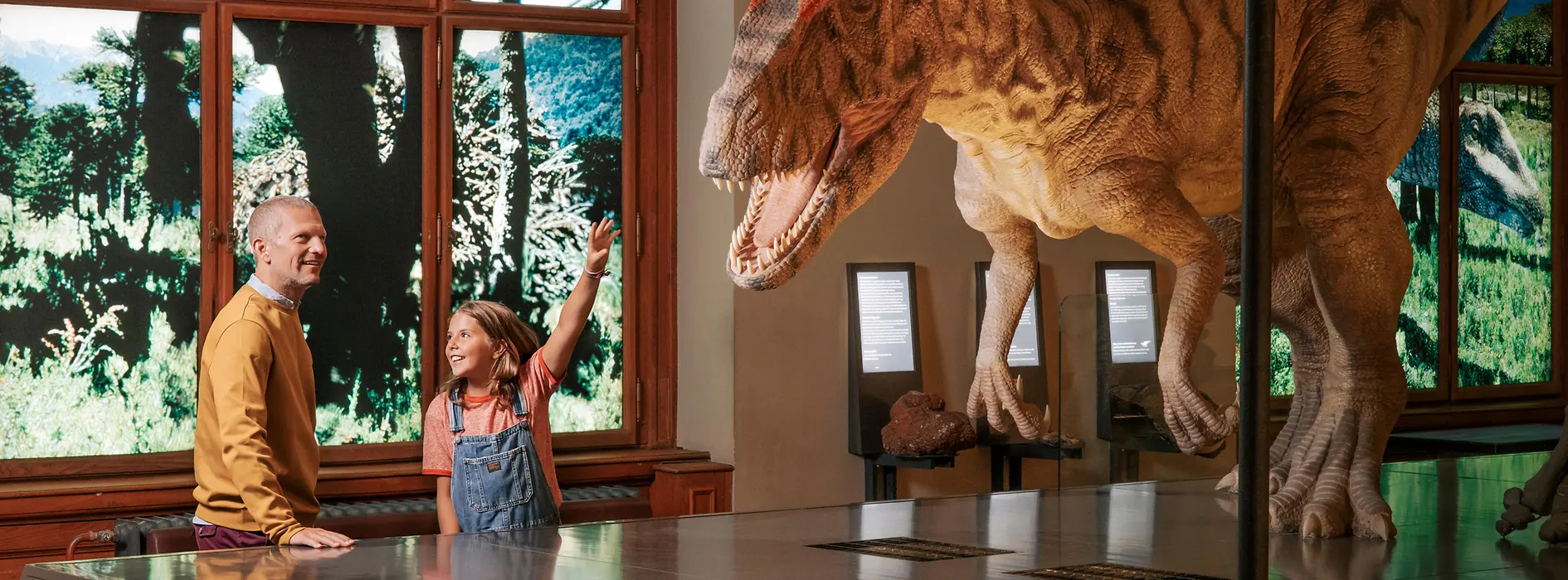 Une famille admire un saurien au Naturhistorisches Museum Vienne (Muséum d'Histoire naturelle)