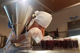 "Unverschwendet": Cornelia Diesenreiter pickling vegetables 