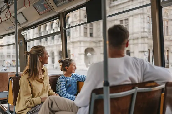 Famiglia con bambino nel filobus davanti all’Opera di Stato di Vienna