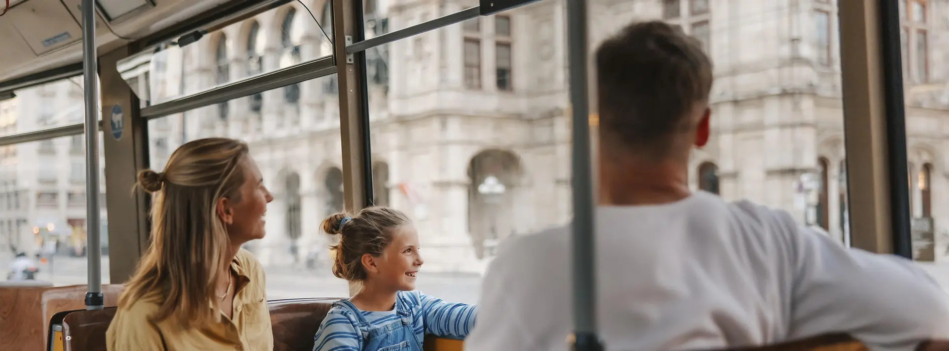 Famiglia con bambino nel filobus davanti all’Opera di Stato di Vienna