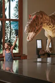 Una famiglia nel Naturhistorisches Museum Vienna ammira un dinosauro