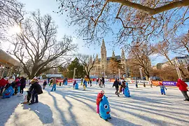 Vienna Ice World: Ice skaters in front of City Hall