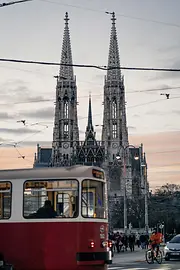 Votivkirche mit Straßenbahn