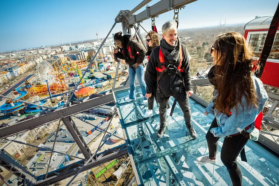 Menschen auf einer Glasplattform am Wiener Riesenrad