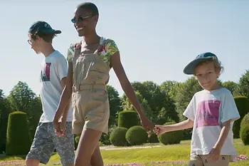 Adia with her children in front of the Gloriette at Schönbrunn