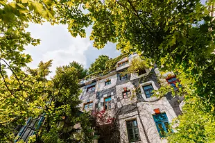 Façade végétalisée d’un musée conçu par l’architecte Hundertwasser