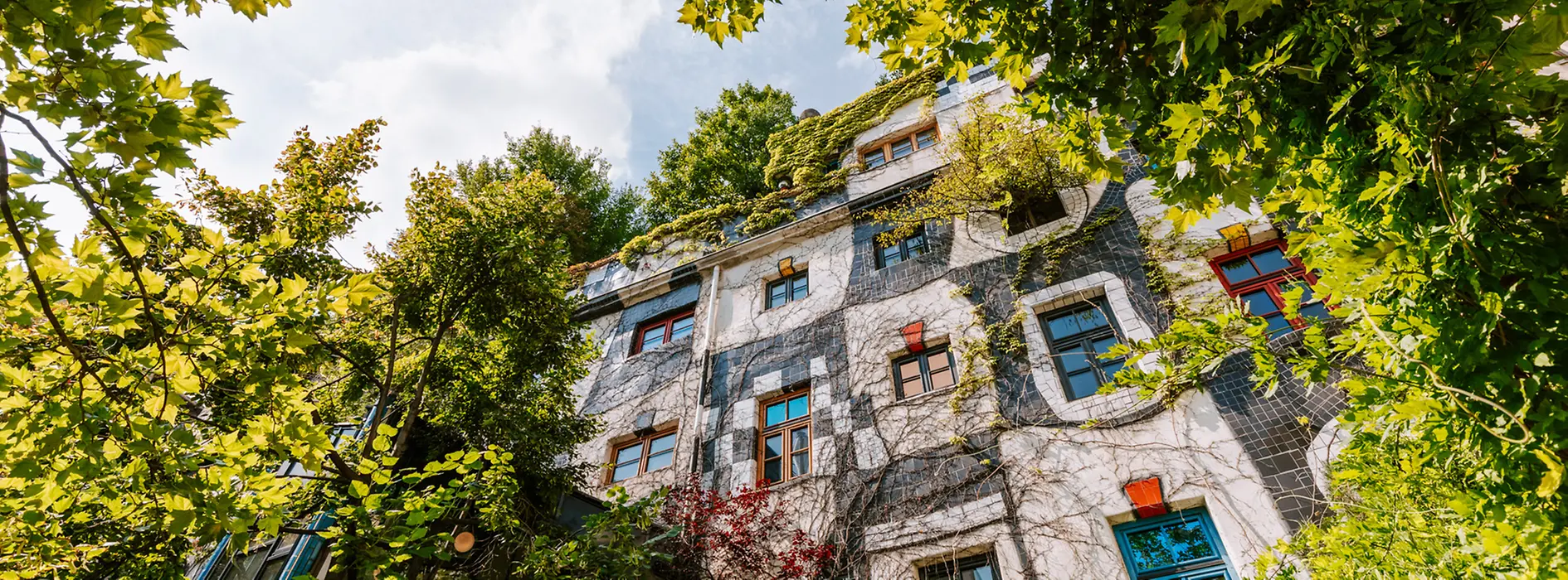 Grüne Fassade eines von Architekt Hundertwasser gestalteten Museums