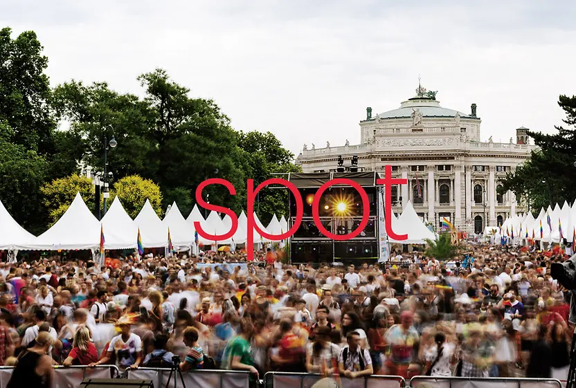En el centro de la imagen aparece escrito en grandes letras rojas el nombre del folleto del acto; la imagen muestra un acto frente al Burgtheater