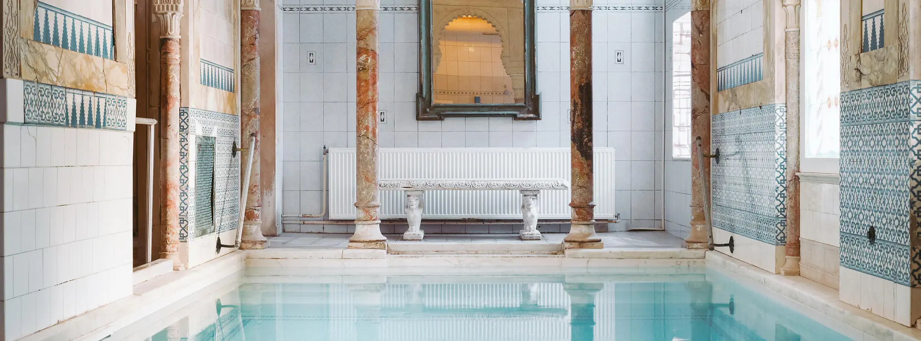 Histórica piscina con columnas en la sauna gay de Kaiserbründl