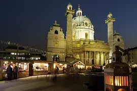 Mercatino dell’Avvento di fronte alla Chiesa di San Carlo