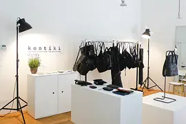 Upcycling de kontiki, sala expositora en la Grundsteingasse, Ottakring, vista del interior