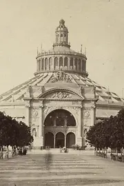 World Exhibition 1873: The rotunda with the south portal in black and white