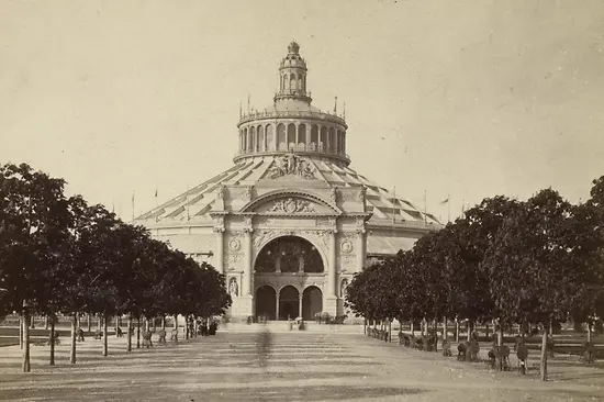 World Exhibition 1873: The rotunda with the south portal in black and white