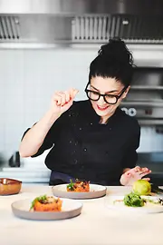 Une femme à table devant un repas végétarien