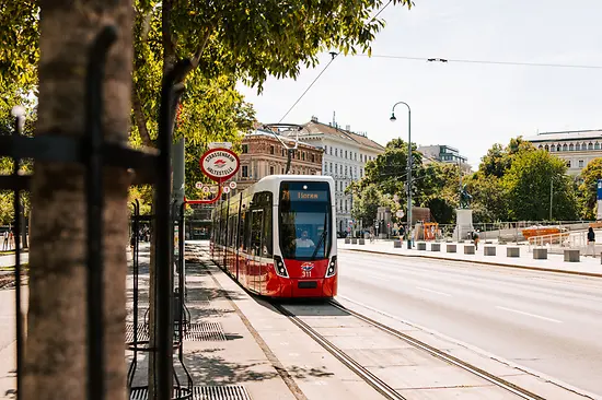 Tram 71, Ringstrasse, Station Parlament