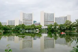 Die Gebäude der UNO-City über die Alte Donau hinweg gesehen