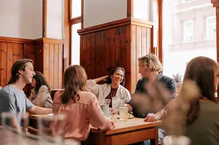 Gruppen von Menschen in einem Wiener Beisl