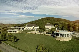 Bâtiment sur une montagne