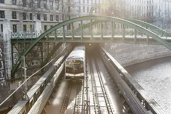 Metropolitana U4 sul ponte sul fiume Wien