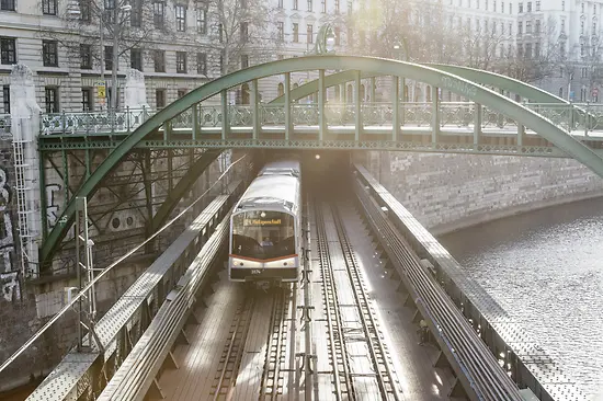 U4-es metró a Wienfluss hídon