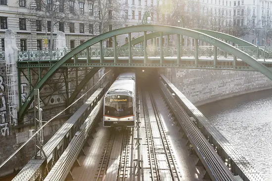 Metro U4 na moście Wienfluss