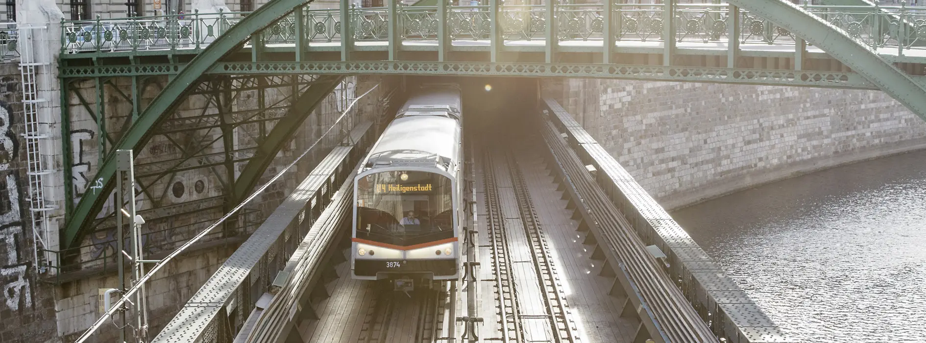 U4-es metró a Wienfluss hídon