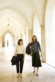 Two women walking in the city center of Vienna